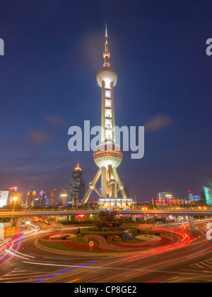 Vista notturna della Oriental Pearl Tower nel distretto di Lujiazui Pudong di Cina Foto Stock