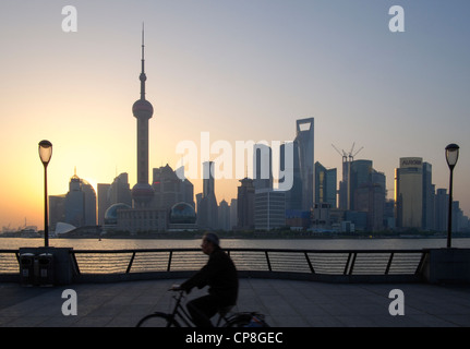 Vista della skyline di Pudong dal Bund all'alba a Shanghai in Cina Foto Stock