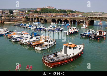 Porto con barche da pesca Folkestone Foto Stock