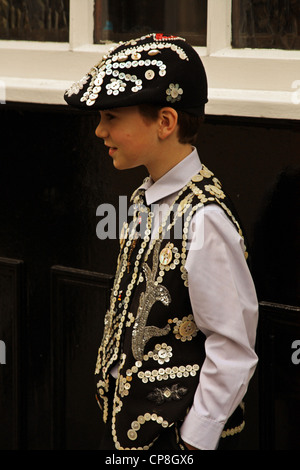 Un principe di Perla al di fuori di un classico East End pub dove la più grande incoronazione di perlacea re e regine in 100 anni aveva appena preso Foto Stock