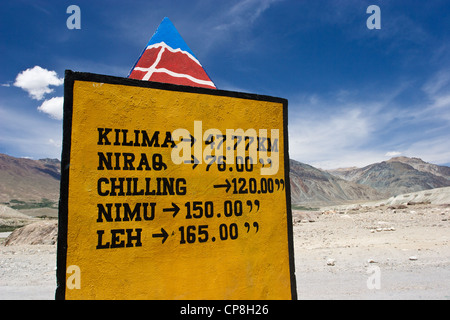 Segno di traffico sulla strada incompiuta in Zanskar (India, stato di Jammu e Kashmir) indica le distanze di villaggi e città Foto Stock