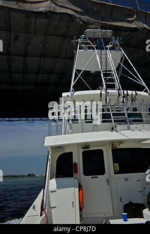 Alta torre di tonno della pesca in barca charter di eliminare i detriti reti in Alabama bridge punto a Perdido Key Foto Stock