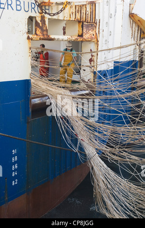 I pescatori operanti con reti di un grande mare profondo peschereccio nel porto di Fraserburgh, Aberdeenshire, Scozia. Foto Stock