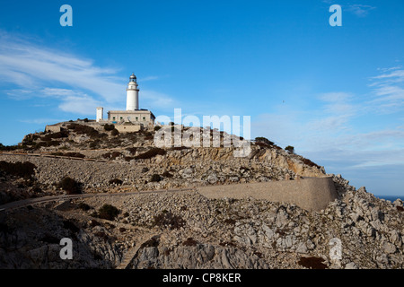 Faro di Cap de Formentor, la più settentrionale punto di Mallorca, raggiunto da una lunga strada tortuosa da Port de Pollenca. Foto Stock