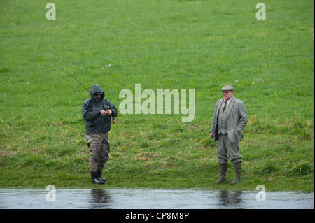 Pescatore di salmone con Ghillie pesca sul fiume Spey. La Scozia. SCO 8208 Foto Stock