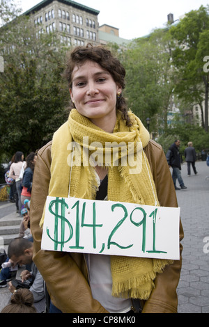 Gli studenti, laureati e gli attivisti al rally di Union Square a New York contro le banche sfruttando gli studenti con i crediti per l'istruzione. Foto Stock