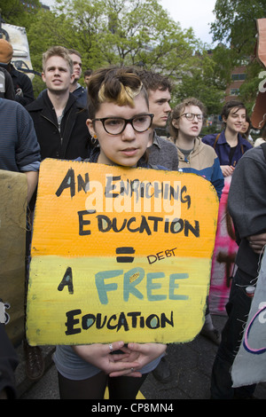 Gli studenti, laureati e gli attivisti al rally di Union Square a New York contro le banche sfruttando gli studenti con i crediti per l'istruzione. Foto Stock