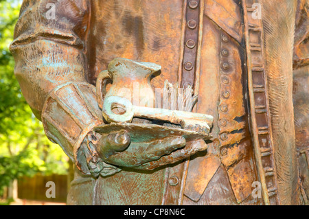 William Penn statua tenendo premuto 'la chiave al fort, un manto erboso con un ramoscello su di esso, un porringer con acqua di fiume sovle" Foto Stock