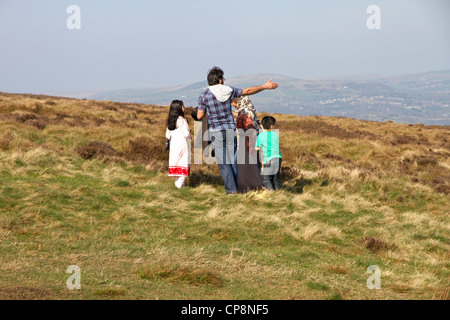 Famiglia sulla passeggiata sulla collina Holcombe, sopra Ramsbottom, West Pennines, Greater Manchester / Lancashire, England, Regno Unito Foto Stock