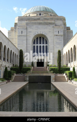 Il cortile commemorative, Pool di riflessione e la fiamma eterna presso l'Australian War Memorial, Canberra Australia Foto Stock