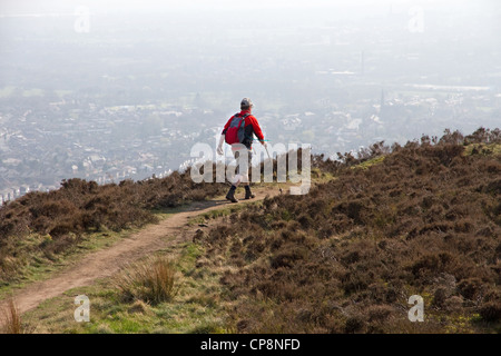 Walker sotto Peel Tower, Holcombe Hill, sopra Ramsbottom, West Pennines, Greater Manchester / Lancashire, England, Regno Unito Foto Stock