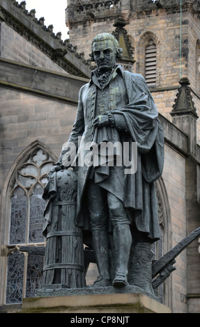 Statua di Adam Smith (1723-1790), filosofo scozzese ed economista, fuori la Cattedrale di St Giles di Edimburgo. Foto Stock