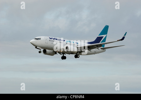 Westjet C-GYWJ Boeing 737-7CT sull approccio finale. Foto Stock