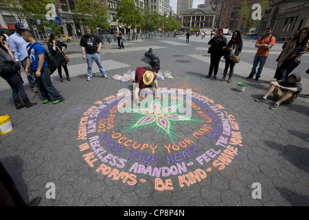 2012: giorno di maggio azioni & manifestazioni nelle strade e parchi di New York. Occupare e altri gruppi di attivisti erano fuori in grandi numeri. Foto Stock