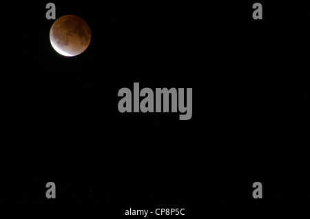 Luna Rossa durante un'eclisse lunare su un cielo nero Foto Stock