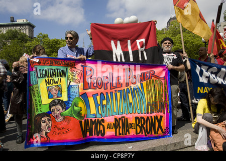 2012: giorno di maggio azioni & manifestazioni nelle strade e parchi di New York. Occupare e altri gruppi di attivisti erano fuori in grandi numeri. Foto Stock