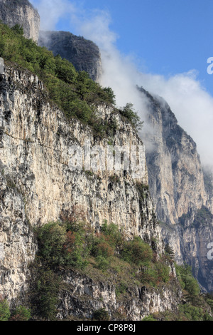 Nuvole nelle alpi dolomitiche a Mezzocorona, Trentino-Alto Adige, Italia. Foto Stock