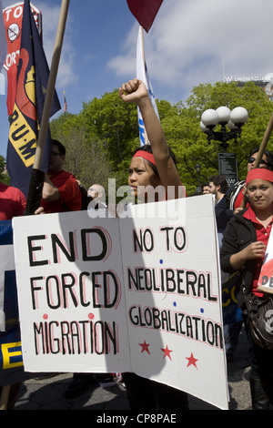 2012: giorno di maggio azioni & manifestazioni nelle strade e parchi di New York. Occupare e altri gruppi di attivisti erano fuori in grandi numeri. Foto Stock