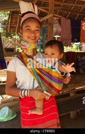 Elk208-3370v Thailandia, Mae Hong Son, area di rifugiati birmani village, Padaung donna e bambino Foto Stock