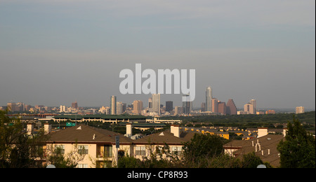 Una vista su edifici bassi verso la Austin, Texas skyline. Foto Stock