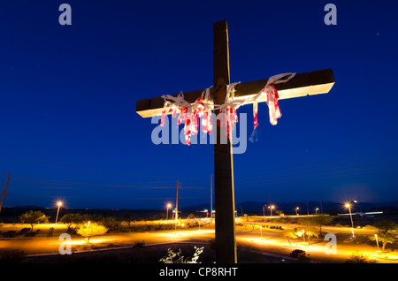 Questo meraviglioso vecchio robusto croce sta la prova del tempo! Cristo è morto per i vostri peccati una volta per tutte! Foto Stock