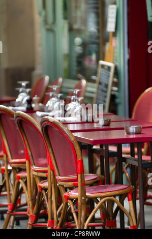 Svuotare i tavoli e le sedie presso il Cafe de la Butte di Montmartre, Parigi, Francia Foto Stock