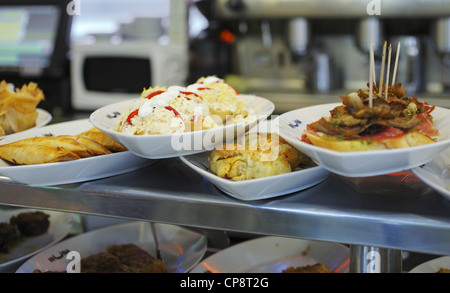 Selezione di tapas spagnole servita in un bar a San Sebastian, Spagna Foto Stock