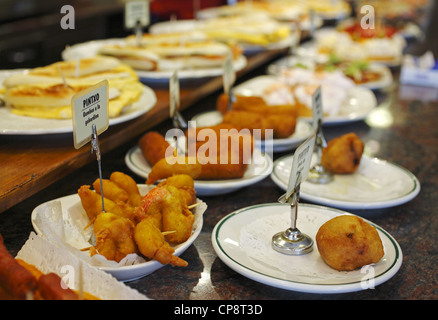 Selezione di tapas spagnole servita in un bar a San Sebastian, Spagna Foto Stock