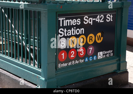 Un ingresso per il Times Square - 42nd Street la stazione della metropolitana di New York City. Foto Stock