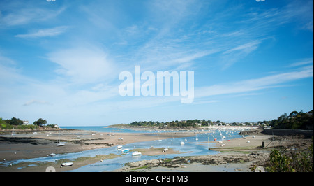 Estuario del Frémur vicino St-Briac sulla costa nord della bretagna a bassa marea Foto Stock