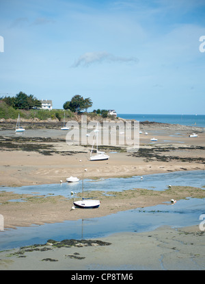 Estuario del Frémur vicino St-Briac sulla costa nord della bretagna a bassa marea Foto Stock