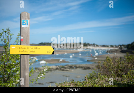 Marcatore per escursionisti sul sentiero costiero circumnavigando la baia e l'estuario del fiume Frémur vicino St-Briac in Bretagna Foto Stock