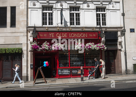 Ye Olde pub londinese, Ludgate Hill ,London REGNO UNITO Foto Stock