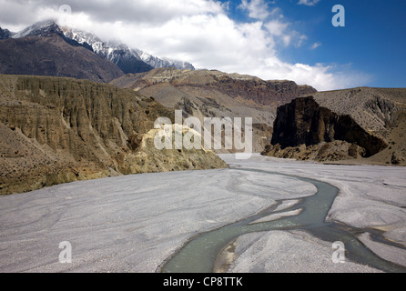 Fotografia a colori del letto e della valle del fiume Kali Gandaki, Mustang, Nepal, Asia, 2011. Foto Stock