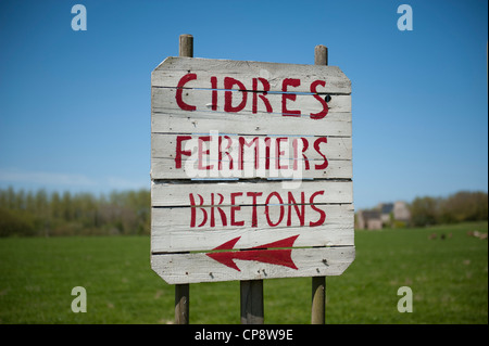 Dipinte a mano e strada sospiro per un sidro agriturismo vicino a Fort La Latte sulla costa nord della bretagna vicino a Cap Fréhel e Saint-Malo Foto Stock