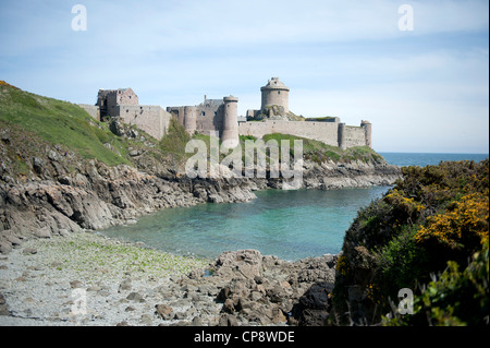 Il medievale Château de la Roche Goyon o Fort La Latte, fortezza sull'entrata dell'Baye de la Fresnaye a sud di Cap Fréhel Foto Stock