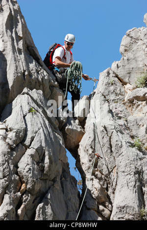 Rocciatore sulla cima di una collina nel Parco Nazionale di Paklenica. Foto Stock