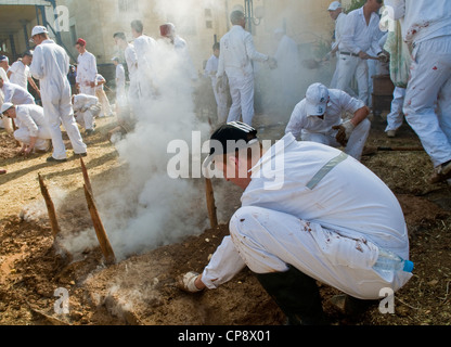 I membri dell'antica comunità samaritana durante la Pasqua tradizionale sacrificio nel monte Gherizim vicino a Nablus Foto Stock