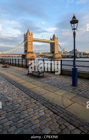 Il Tower bridge con gli ultimi raggi dorati di luce al tramonto sul fiume Thames, London, Regno Unito Foto Stock