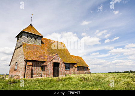 La famosa chiesa del XVIII secolo di Thomas a Becket al Fairfield, Romney Marsh, Kent, Inghilterra Foto Stock