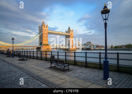 Il Tower bridge con gli ultimi raggi dorati di luce al tramonto sul fiume Thames, London, Regno Unito Foto Stock