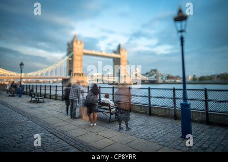 Il Tower bridge con gli ultimi raggi dorati di luce al tramonto sul fiume Thames, London, Regno Unito Foto Stock