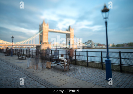 Il Tower bridge con gli ultimi raggi dorati di luce al tramonto sul fiume Thames, London, Regno Unito Foto Stock