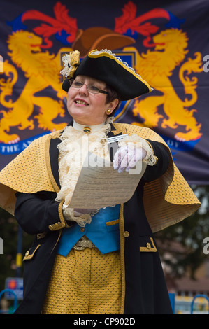 Gillian Baines di Malvern competere in Bromyard città internazionale Criers Festival 2012. Bromyard, Herefordshire, Inghilterra, Regno Unito. Foto Stock