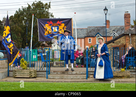 Frank Barton di Carnforth in competizione in Bromyard città internazionale Criers Festival 2012. Bromyard, Herefordshire, Inghilterra, Regno Unito. Foto Stock