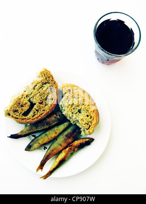 La cucina greca.Meze tradizionale ( Starter ) Dakos cretese. Orzo Rusk (Paximadi) con sarde e vino rosso. Foto Stock