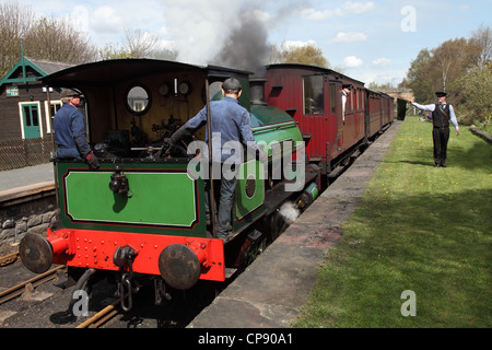 Treno a vapore circa di discostarsi dalla Andrews House station sulla ferrovia Tanfield North East England Regno Unito Foto Stock