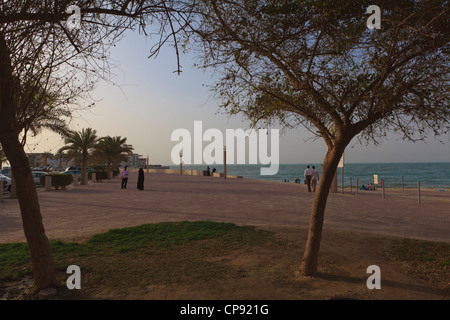 Vista costiera lungo la promenade fuori strada del Golfo in Kuwait City al tramonto Foto Stock