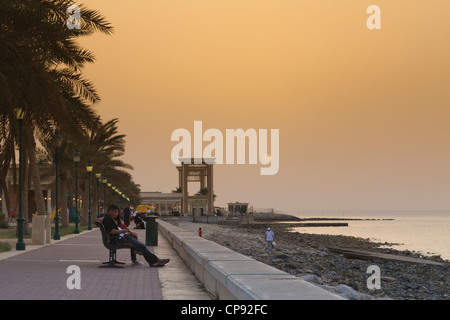 Passeggiata lungo la riva del Golfo Arabico in Kuwait City con la popolazione locale godendo le temperature dello scambiatore di calore e le opinioni. Foto Stock