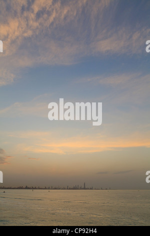 Kuwait City Skyline con 'big' cielo! Foto Stock